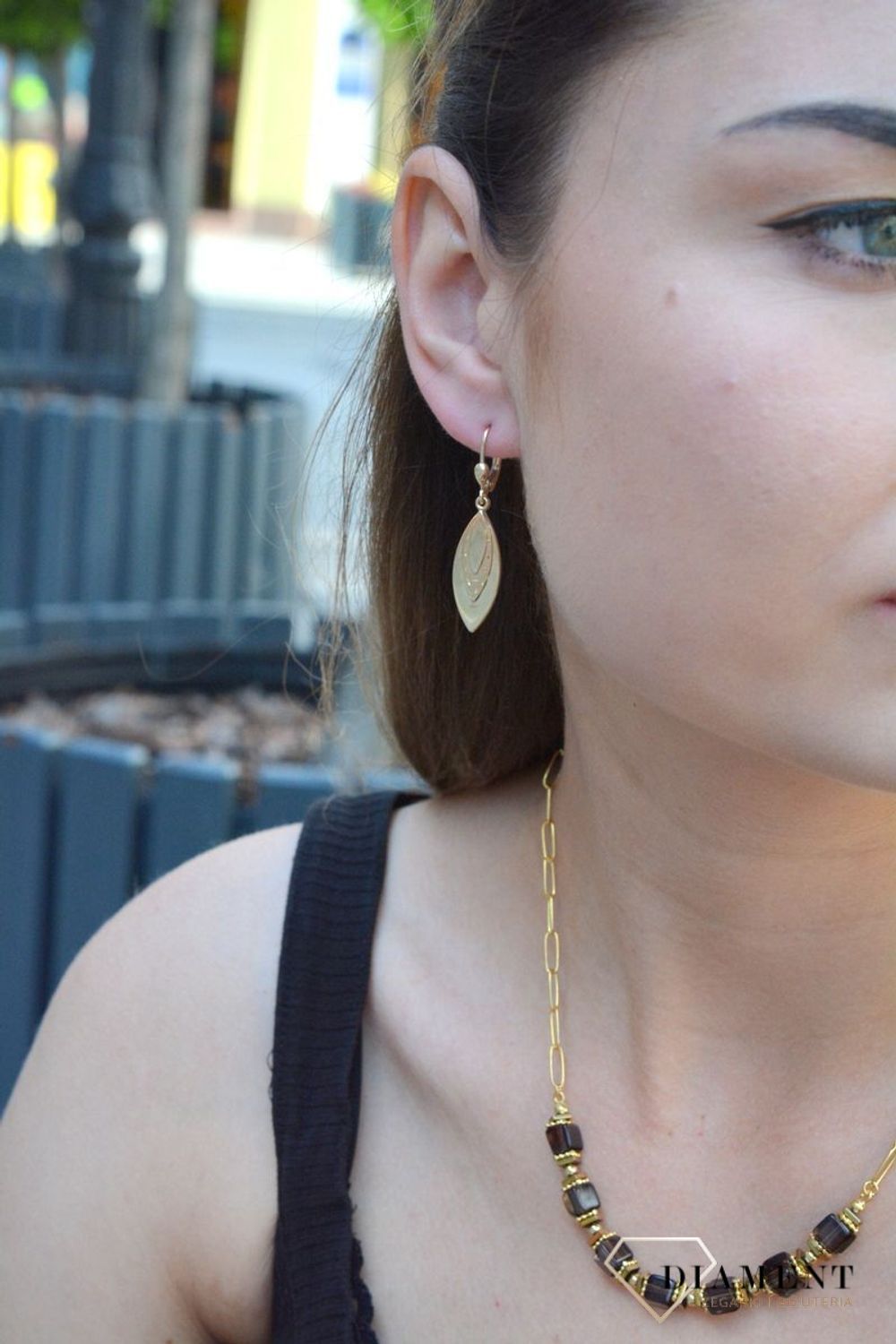 Złote kolczyki 333 wiszące zdobione blaszki KL 5753A 333. Złote kolczyki 333 wiszące zdobione blaszki. Piękne złote kolczyki z zapięciem angielskim bigiel w kształcie blaszki wykonanej z żółtego złota, któr.jpg